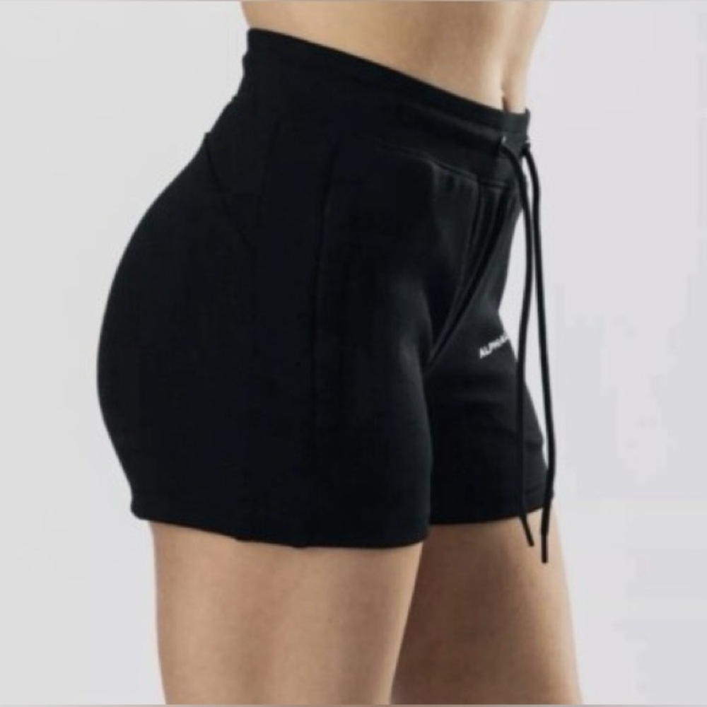Alphalete NWT Women’s Essential Core Short Sz Small Blackout Casual Pocket